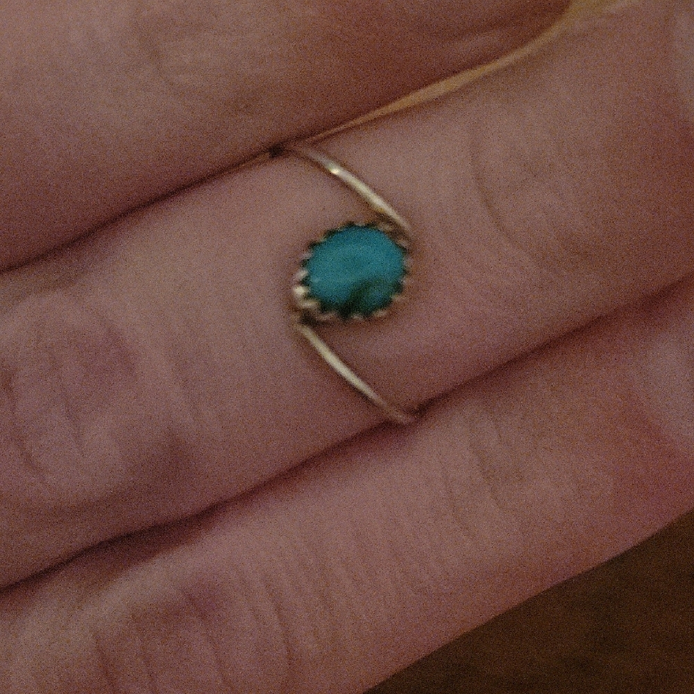 Elegant Silver Turquoise Ring - Picture 4 of 6